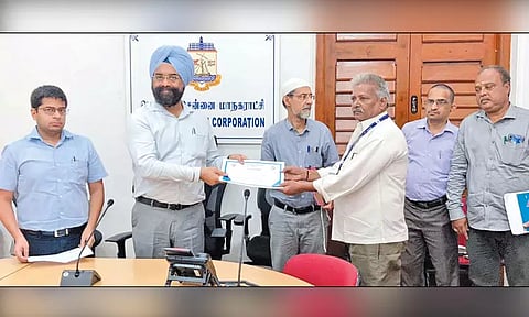 வாக்காளர் அடையாள அட்டையுடன் ஆதார் எண் இணைப்பு: சிறப்பாக செயல்பட்ட 12 வாக்குச்சாவடி நிலை அதிகாரிகளுக்கு பாராட்டு - மாநகராட்சி கமிஷனர் வாழ்த்து