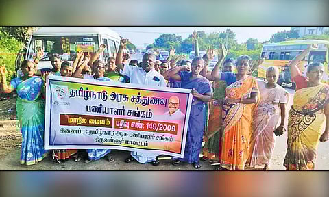 சத்துணவு-அங்கன்வாடி பணியாளர்கள் ஆர்ப்பாட்டம்