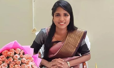 கும்மிடிப்பூண்டி அருகே தமிழக-ஆந்திர எல்லை சோதனைச்சாவடியில் உதவி கலெக்டர் திடீர் ஆய்வு - கடத்தல் சம்பவங்கள் நடைபெறுவதாக புகார்