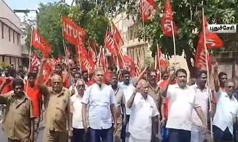 தீபாவளி உதவித்தொகை வழங்கக்கோரி புதுச்சேரியில் அமைப்பு சாரா தொழிலாளர்கள் போராட்டம்