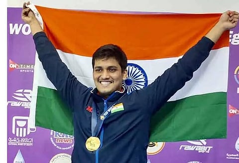 துப்பாக்கி சுடுதலில் தங்கம் வென்ற வீரருக்கு ரூ.2 கோடி பரிசு- மராட்டிய அரசு அறிவிப்பு