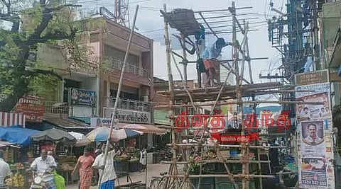 கம்பம் கடை வீதிகளில் போலீசார் கண்காணிப்பு