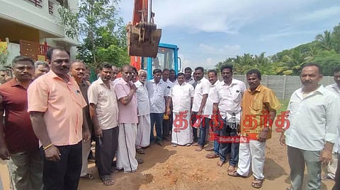 வாய்க்கால்கள் தூர்வாரும் பணி