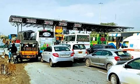 சென்னையில் இருந்து வெளியூர் செல்லும் பஸ்களுக்கு சுங்கச்சாவடிகளில் தனி வழி - நெரிசலை தவிர்க்க ஏற்பாடு...!