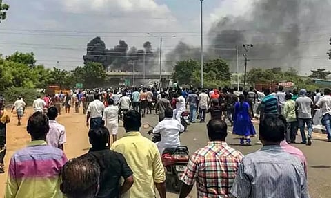 தூத்துக்குடி துப்பாக்கிச்சூடு சம்பவம்:உதவி ஆணையர் உட்பட 4 போலீசார் சஸ்பெண்டு