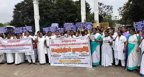 தேனி கலெக்டர் அலுவலகம் முன்பு செவிலியர்கள் ஆர்ப்பாட்டம்