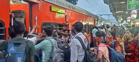 சேலம் ரெயில், பஸ் நிலையங்களில் கூட்டம் அலைமோதியது