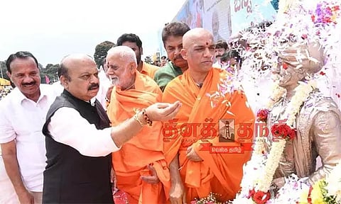 பெங்களூரு சர்வதேச விமான நிலையத்தில் கெம்பேகவுடா சிலை: கர்நாடகத்தில் அனைத்து மாவட்டங்களில் இருந்தும் மண் சேகரிக்க 20 ரதங்கள்- பசவராஜ் பொம்மை தொடங்கி வைத்தார்