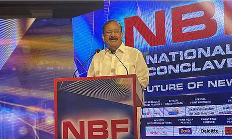 தாய்மொழி கண் போன்றது; பிற மொழிகள் கண்ணாடி போன்றது - வெங்கையா நாயுடு