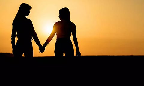 'லெஸ்பியன்' ஜோடிகளிடையே தகராறு: கல்லூரி மாணவியை பிளேடால் வெட்டிய தோழி தற்கொலை முயற்சி..!