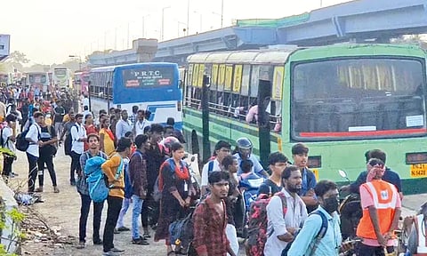 தீபாவளியை கொண்டாட சொந்த ஊர்களுக்கு படையெடுப்பு- தாம்பரம் ரெயில் நிலையம், பெருங்களத்தூரில் பொதுமக்கள் கூட்டம் அலைமோதியது