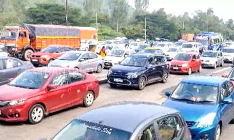 தாம்பரம் முதல் செங்கல்பட்டு சுங்கச்சாவடி வரை கடும் போக்குவரத்து நெரிசல்