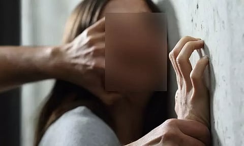 ஆண் நண்பரை தாக்கி பிரபல ஐ.டி. நிறுவன இளம்பெண் ஊழியர் பலாத்காரம்: 10 பேர் கும்பல் வெறிச்செயல்