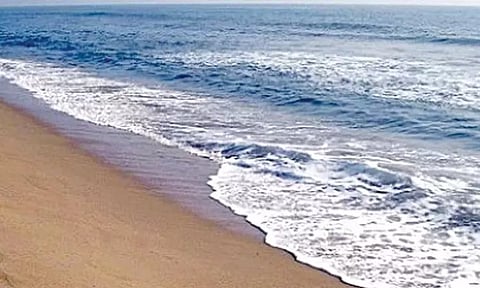 மெரினா கடலில் குளிக்க சென்ற கல்லூரி மாணவர் நீரில் மூழ்கி மாயம்