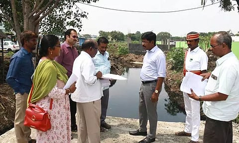 விழுப்புரம் புதிய பஸ் நிலையம் அருகில் வடிகால் வாய்க்கால் கட்டும் பணியை கலெக்டர் ஆய்வு