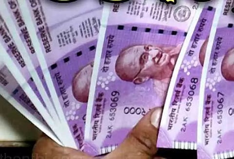 உணவு திருவிழாவில் வசூலான பணத்தை புற்றுநோயால் பாதிக்கப்பட்ட பெண்ணிற்கு வழங்கிய மாணவ, மாணவிகள்