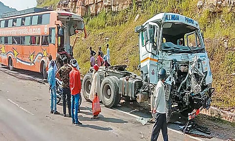 மத்திய பிரதேசத்தில் லாரி மீது பஸ் மோதியதில் 15 பேர் பரிதாப சாவு; 40 பேர் காயம்