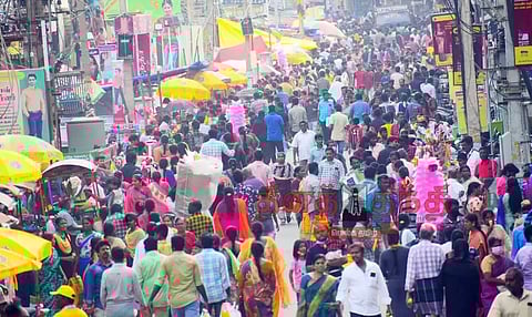 ஈரோடு கடைவீதிகளில் ஜவுளி வாங்க பொதுமக்கள் குவிந்தனர்