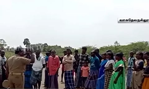 மலைவாழ் பெண்களிடம் சேலையை இழுத்து அத்துமீற முயன்ற கேரள வனத்துறையினர் - தென்காசியில் பரபரப்பு