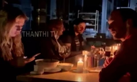 ஒருபுறம் ஏவுகணை தாக்குதல்... மறுபுறம் இருளில் மூழ்கிய நகரம் - மெழுகுவர்த்தி ஒளியில் உக்ரைன் மக்கள்