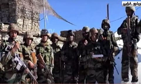 10 ஆயிரம் அடி உயரத்தில் பனிப்பிரதேசத்தில் தீபாவளி கொண்டாடிய இந்திய ராணுவ வீரர்கள்