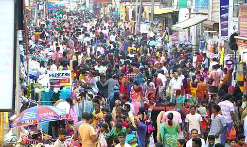 சேலம் கடைவீதியில் பொருட்கள் வாங்க அலைமோதிய கூட்டம்