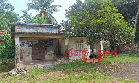 இடிந்து விழும் நிலையில் கிராம நிர்வாக அலுவலக கட்டிடம்