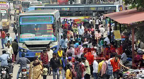இன்று தீபாவளி பண்டிகை கொண்டாட்டம்: கடைவீதிகளில் பொதுமக்கள் கூட்டம் அலைமோதியது- பஸ், ரெயில் நிலையங்களிலும் பயணிகள் குவிந்தனர்