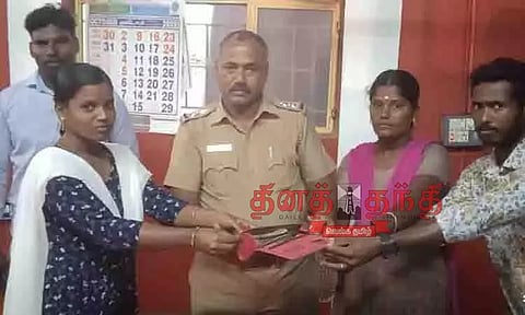 கைப்பையை கண்டெடுத்து ஒப்படைத்த ஊர்க்காவல் படை பெண்ணுக்கு பாராட்டு