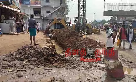 மீன்சுருட்டி பகுதியில் தேங்கிய மழைநீர் வடிகால் மூலம் வெளியேற்றம்