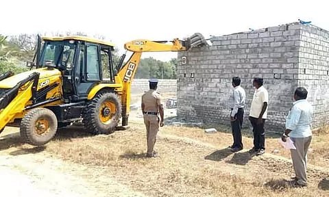 பூதூர் கிராமத்தில் ஆக்கிரமிப்பு அரசு நிலம் மீட்பு; வருவாய்த்துறை நடவடிக்கை