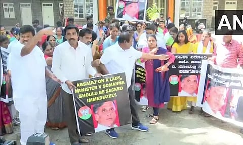 பெண்ணை அறைந்த விவகாரம்: கர்நாடக மந்திரிக்கு எதிராக நூற்றுக்கணக்கான காங்கிரசார் போராட்டம்