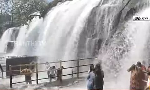 ஆர்ப்பரித்து கொட்டும் திற்பரப்பு அருவி - ஆனந்த குளியல் போட்ட சுற்றுலா பயணிகள்