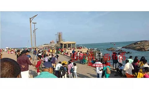 கன்னியாகுமரியில் சுற்றுலா பயணிகள் குவிந்தனர்