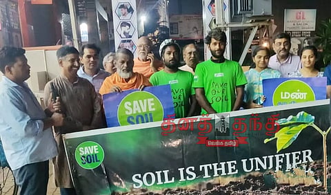 20 ஆயிரம் கி.மீ தூரம் நடை பயணம் மேற்கொண்ட வாலிபர்களுக்கு ஓசூரில் 20 ஆயிரம் கி.மீ தூரம் நடை பயணம் மேற்கொண்ட வாலிபர்களுக்கு ஓசூரில் வரவேற்பு