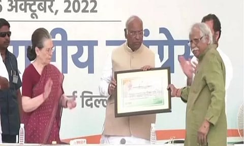 அகில இந்திய காங்கிரஸ் கட்சியின் புதிய தலைவராக மல்லிகார்ஜூன கார்கே பொறுப்பேற்பு