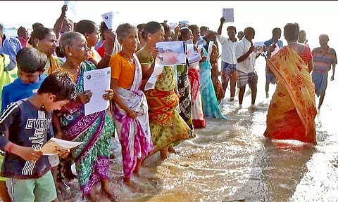 தூண்டில் வளைவு அமைக்கக்கோரி கடலில் இறங்கி மீனவர்கள் குடும்பத்தினருடன் ஆர்ப்பாட்டம்