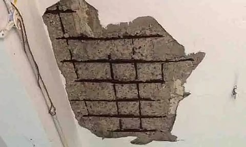 அரசு தொடக்கப்பள்ளி கட்டிட மேற்கூரை இடிந்து விழுந்தது