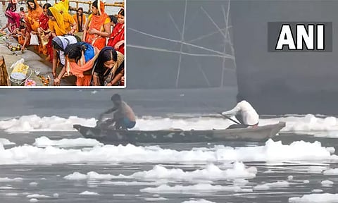 டெல்லி: யமுனையில் எங்கு பார்த்தாலும் நுரை - ஆற்றில் இறங்கி 'சத் பூஜையை' கொண்டாட தயாரான மக்கள் அதிர்ச்சி!