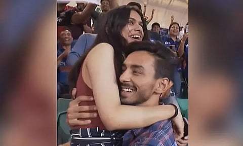 டி20 கிரிக்கெட் போட்டியை பார்க்க வந்த இளைஞர்: காதலை வெளிப்படுத்தி காதலியை தட்டி சென்றார்...! வைரல் வீடியோ