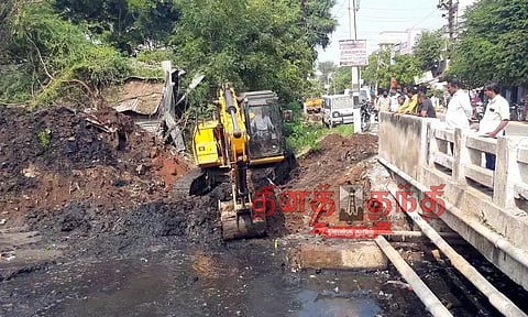 ஆண்டிப்பட்டியில் கழிவுநீர் வாய்க்கால் தூர்வாரும் பணி