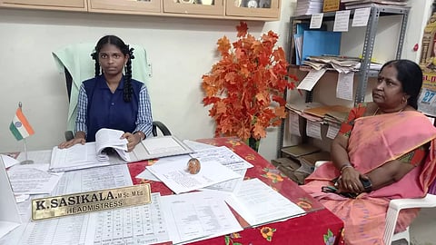 சவாலில் வென்ற 12-ம் வகுப்பு மாணவியை தனது இருக்கையில் அமர வைத்த தலைமை ஆசிரியர்