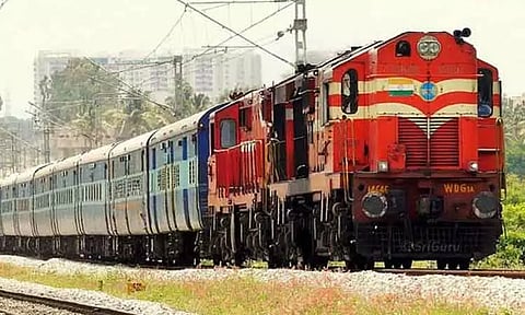 தண்டவாளத்தில் விரிசல்; சிவப்பு துணியை காட்டி சென்னை ரெயிலை நிறுத்திய தொழிலாளி - பெரும் விபத்து தவிர்ப்பு