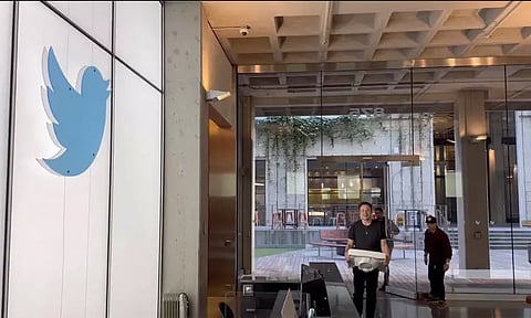 பறவை சுதந்திரம் பெற்றது: டுவிட்டரை வாங்கியதும் எலான் மஸ்க் போட்ட முதல் டுவிட்!