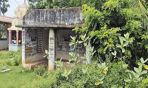 கண்டிகை அருகே புதர் மண்டி கிடக்கும் பயணிகள் நிழற்குடை; சீரமைக்க பொதுமக்கள் கோரிக்கை