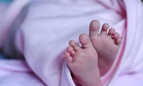 இறந்த பச்சிளம் குழந்தையின் உடலை சொந்த இடத்தில் புதைக்க பொதுமக்கள் எதிர்ப்பு