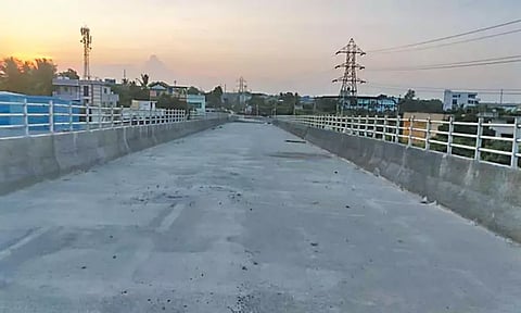 புட்லூரில் ரூ.18 கோடியில் கட்டப்பட்டுள்ள புதிய ரெயில்வே மேம்பாலம்