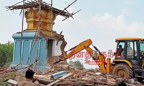 ஏரிக்கரையில் ஆக்கிரமித்து கட்டப்பட்ட கோவில் இடிப்பு