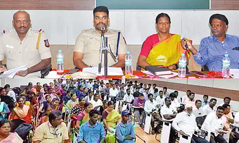 கல்லூரியில் வெளிநபர்கள் வன்முறை சம்பவங்களில் ஈடுபட்டால் கடும் நடவடிக்கை - துணை போலீஸ் சூப்பிரண்டு எச்சரிக்கை