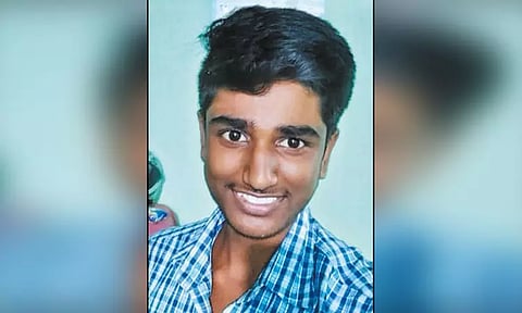 படிக்கட்டில் தொங்கியபடி பயணம்: பஸ் சக்கரத்தில் சிக்கி 11-ம் வகுப்பு மாணவர் சாவு